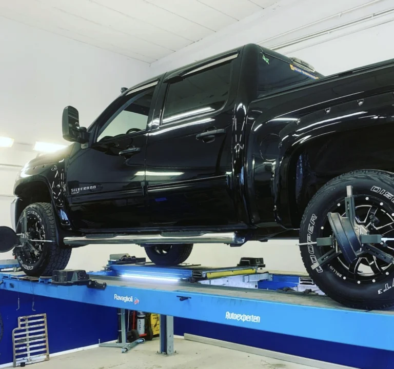 Svart pickup uppställd på billyft hos Autoexperten Huddinge