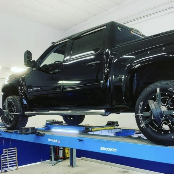 Svart pickup uppställd på billyft hos Autoexperten Huddinge